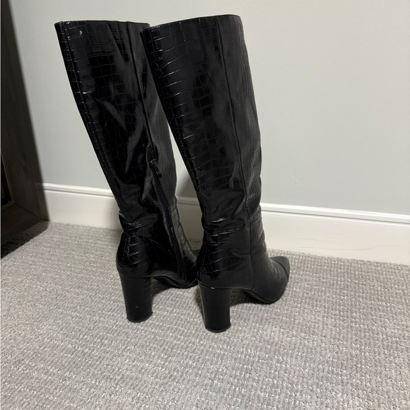 Chic Black Croc-Patterned Heeled Boots - Picture 3 of 6